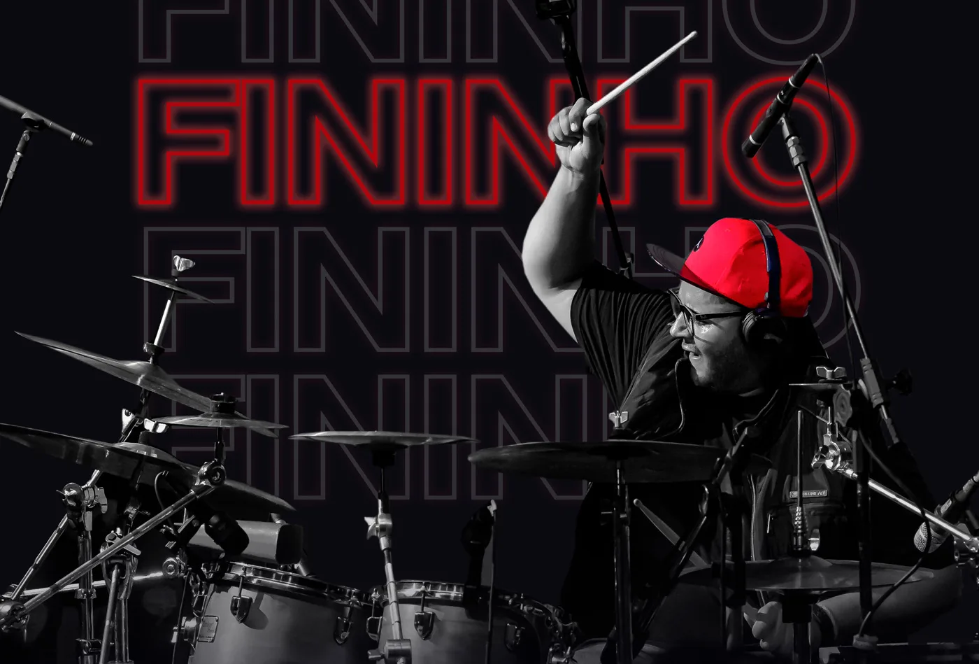 Alexandre Fininho tocando bateria de boné vermelho